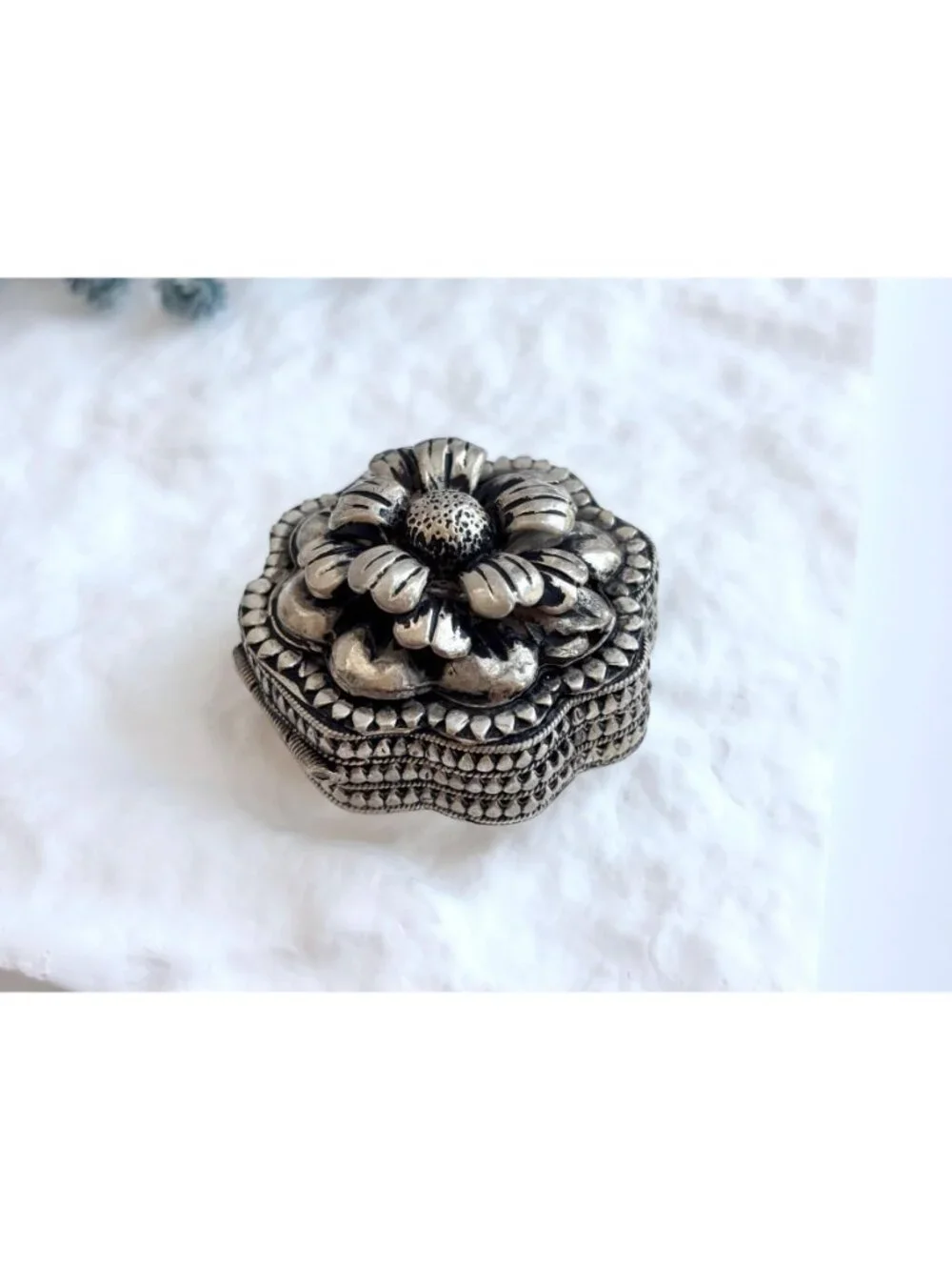 RARE Carved 980 Pure Silver Floral Scalloped Vintage Trinket Box | Jewelry Box